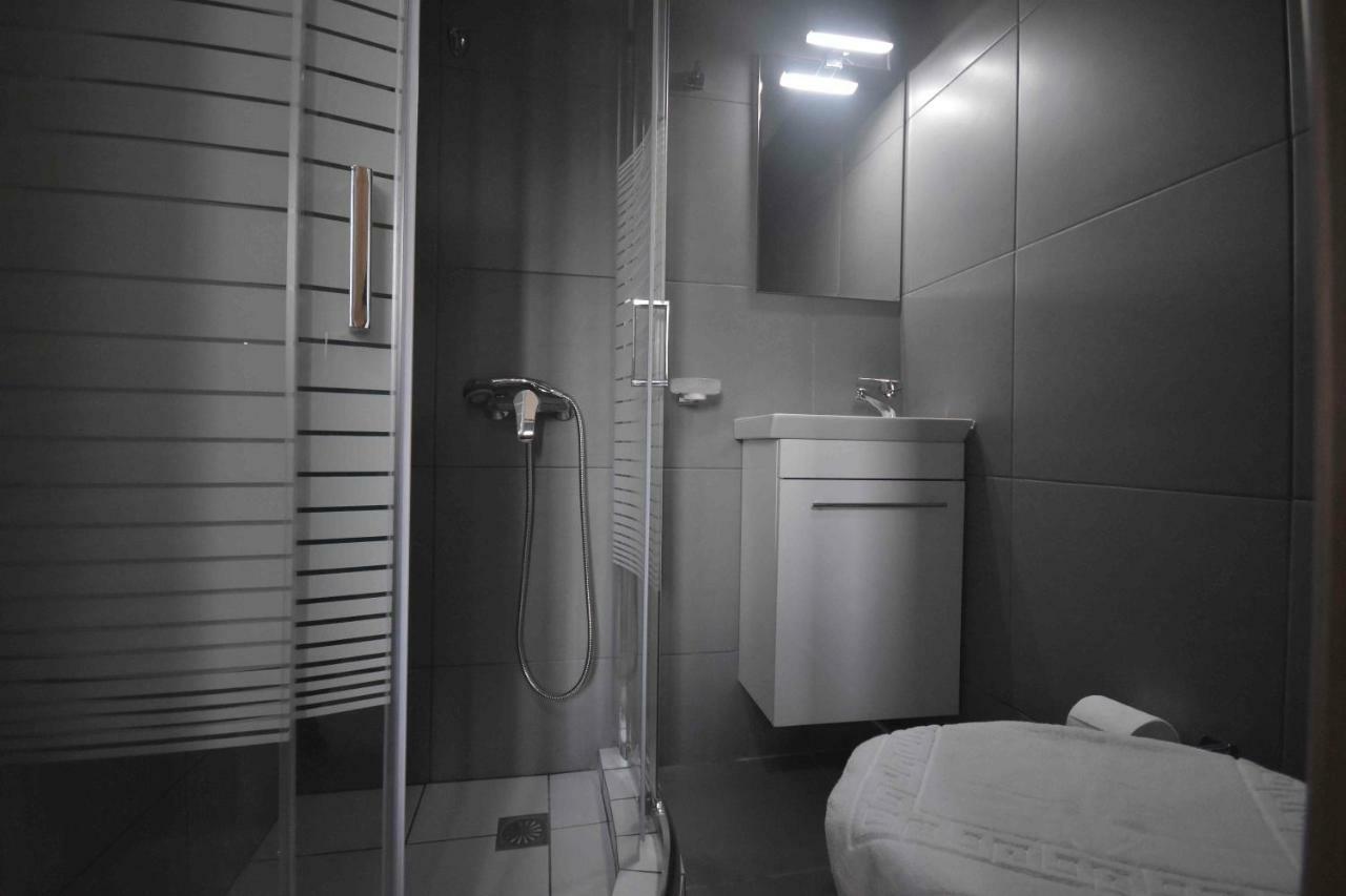 Avr Airport Deluxe Suites 4 Markópoulon エクステリア 写真