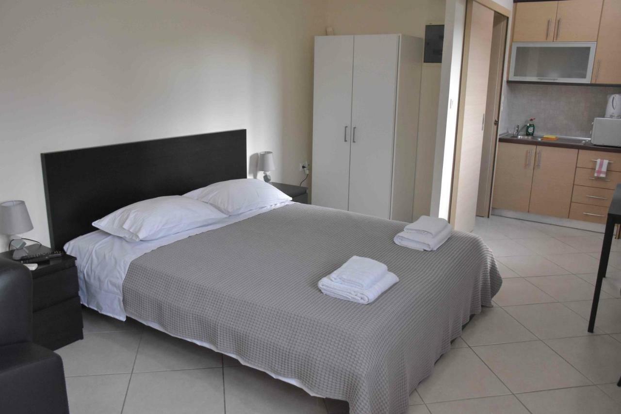 Avr Airport Deluxe Suites 4 Markópoulon エクステリア 写真